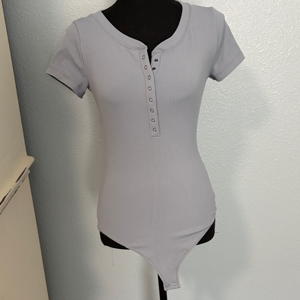Abercrombie & Fitch Light Gray Ribbed Snap-Front Short Sleeve Bodysuit